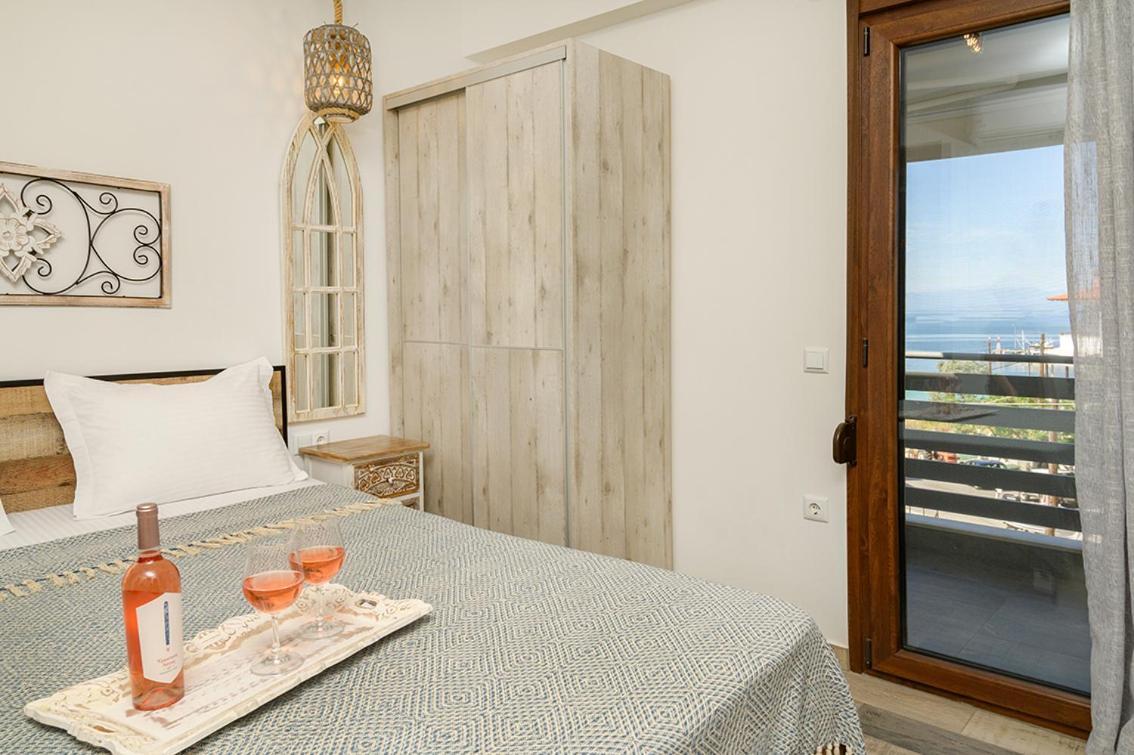 Meltemi Luxury Apartments Nea Roda Exteriér fotografie